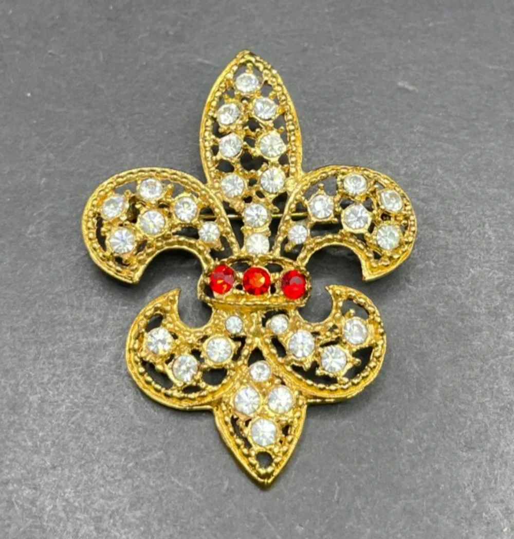 Vintage Gold Tone Rhinestone Fleur De Lis Brooch Pin Red Clear Accent Statement